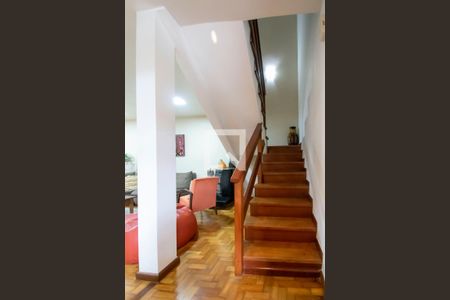 Casa de condomínio à venda com 150m², 3 quartos e 2 vagasEscada