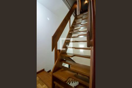 Casa de condomínio à venda com 150m², 3 quartos e 2 vagasEscada