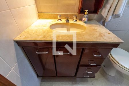 Casa à venda com 380m², 4 quartos e 5 vagasBanheiro da Suíte 2