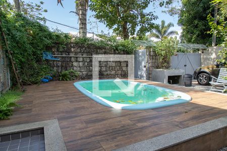 Casa de condomínio para alugar com 300m², 3 quartos e 2 vagas Casa de condomínio para alugar com 300m², 3 quartos e 2 vagasPiscina