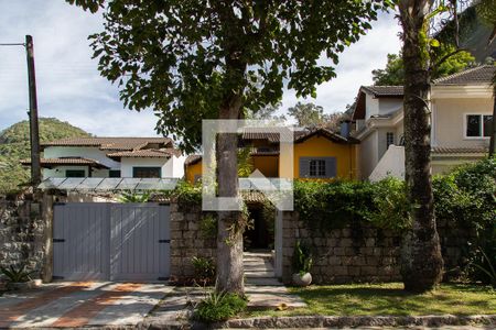 Casa de condomínio para alugar com 300m², 3 quartos e 2 vagas Casa de condomínio para alugar com 300m², 3 quartos e 2 vagasFachada