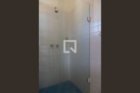 Casa de condomínio para alugar com 300m², 3 quartos e 2 vagas Casa de condomínio para alugar com 300m², 3 quartos e 2 vagasBanheiro da suíte 1