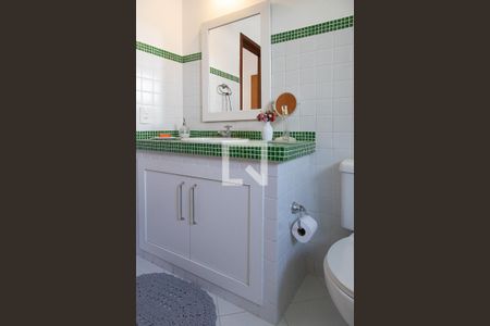 Casa de condomínio para alugar com 300m², 3 quartos e 2 vagas Casa de condomínio para alugar com 300m², 3 quartos e 2 vagasBanheiro da suíte 2