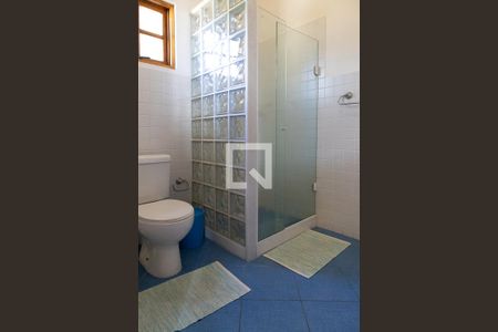 Casa de condomínio para alugar com 300m², 3 quartos e 2 vagas Casa de condomínio para alugar com 300m², 3 quartos e 2 vagasBanheiro da suíte 1