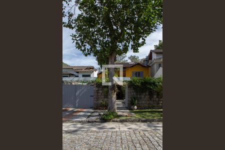 Casa de condomínio para alugar com 300m², 3 quartos e 2 vagas Casa de condomínio para alugar com 300m², 3 quartos e 2 vagasPiscina