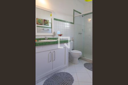 Casa de condomínio para alugar com 300m², 3 quartos e 2 vagas Casa de condomínio para alugar com 300m², 3 quartos e 2 vagasBanheiro da suíte 2