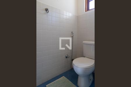 Casa de condomínio para alugar com 300m², 3 quartos e 2 vagas Casa de condomínio para alugar com 300m², 3 quartos e 2 vagasBanheiro da suíte 1