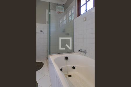 Casa de condomínio para alugar com 300m², 3 quartos e 2 vagas Casa de condomínio para alugar com 300m², 3 quartos e 2 vagasBanheiro da suíte 3