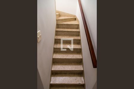 Casa à venda com 110m², 2 quartos e 2 vagas Casa à venda com 110m², 2 quartos e 2 vagasCorredor - Escada