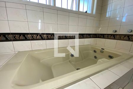 Casa à venda com 445m², 5 quartos e 6 vagasBanheira da Suíte