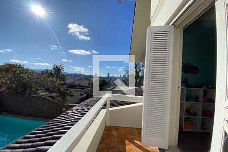 Casa à venda com 445m², 5 quartos e 6 vagasSacada do Quarto 2