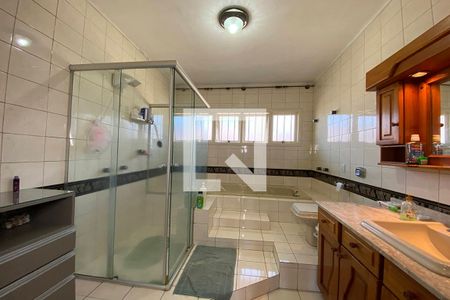 Casa à venda com 445m², 5 quartos e 6 vagasBanheiro da Suíte