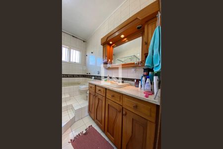 Casa à venda com 445m², 5 quartos e 6 vagasBanheiro da Suíte