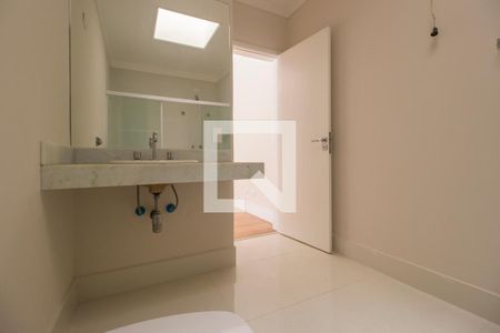 Casa de condomínio à venda com 470m², 5 quartos e 4 vagasBanheiro da Suíte 1