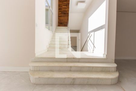 Casa de condomínio à venda com 470m², 5 quartos e 4 vagasEscada