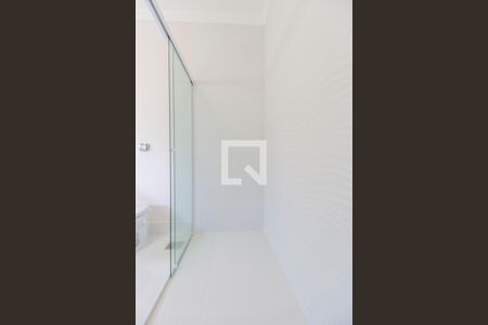 Casa de condomínio à venda com 470m², 5 quartos e 4 vagasBanheiro da Suíte 2