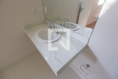 Casa de condomínio à venda com 470m², 5 quartos e 4 vagasDetalhe do Banheiro da Suite