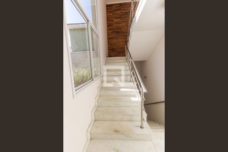 Casa de condomínio à venda com 470m², 5 quartos e 4 vagasEscada