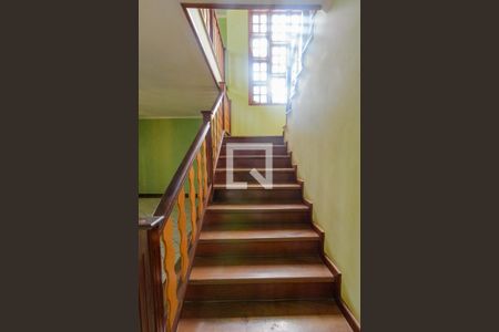 Casa à venda com 270m², 4 quartos e 4 vagas Casa à venda com 270m², 4 quartos e 4 vagasEscada