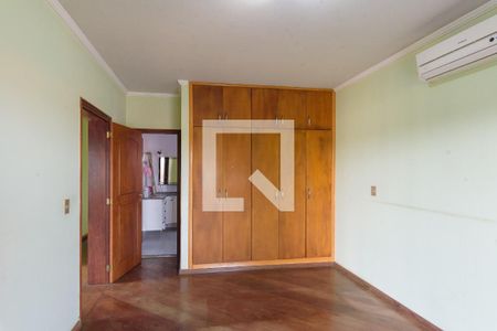 Casa à venda com 270m², 4 quartos e 4 vagas Casa à venda com 270m², 4 quartos e 4 vagasSuíte