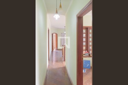 Casa à venda com 270m², 4 quartos e 4 vagas Casa à venda com 270m², 4 quartos e 4 vagasCorredor