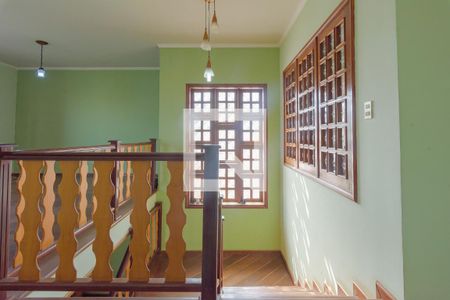 Casa à venda com 270m², 4 quartos e 4 vagas Casa à venda com 270m², 4 quartos e 4 vagasEscada