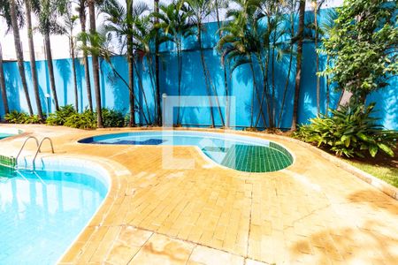 Apartamento para alugar com 281m², 3 quartos e 3 vagas Apartamento para alugar com 281m², 3 quartos e 3 vagasÁrea comum - Piscina