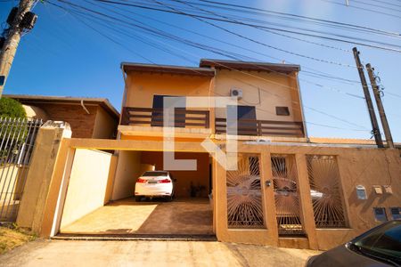 Casa à venda com 202m², 5 quartos e 4 vagas Casa à venda com 202m², 5 quartos e 4 vagasFachada