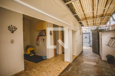 Casa à venda com 500m², 4 quartos e 4 vagas Casa à venda com 500m², 4 quartos e 4 vagasCorredor externo