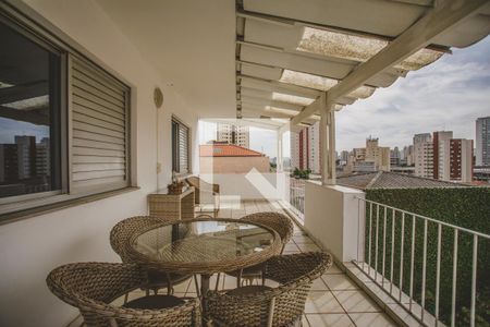 Casa à venda com 500m², 4 quartos e 4 vagas Casa à venda com 500m², 4 quartos e 4 vagasVaranda