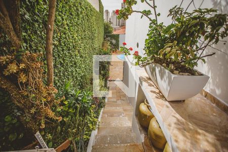 Casa à venda com 500m², 4 quartos e 4 vagas Casa à venda com 500m², 4 quartos e 4 vagasCorredor externo