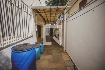 Casa à venda com 500m², 4 quartos e 4 vagas Casa à venda com 500m², 4 quartos e 4 vagasCorredor externo