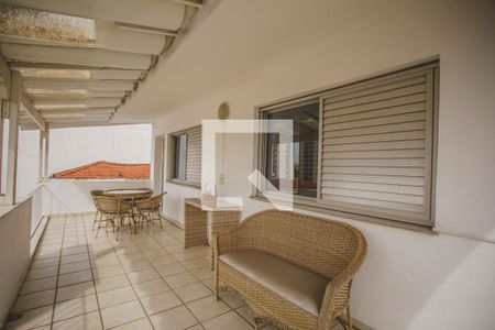 Casa à venda com 500m², 4 quartos e 4 vagas Casa à venda com 500m², 4 quartos e 4 vagasVaranda