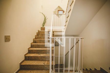 Casa à venda com 500m², 4 quartos e 4 vagas Casa à venda com 500m², 4 quartos e 4 vagasEscadas