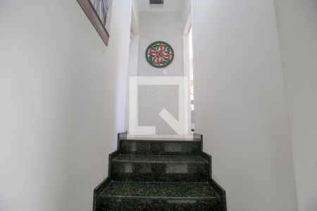 Casa de condomínio para alugar com 120m², 2 quartos e 2 vagasEscada