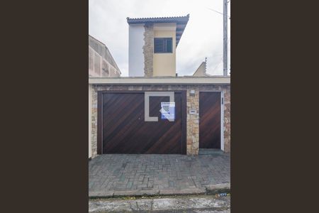 Casa à venda com 202m², 3 quartos e 8 vagas Casa à venda com 202m², 3 quartos e 8 vagasFachada