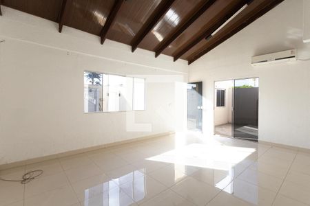 Sala 1 de casa para alugar com 4 quartos, 180m² em Residencial Porto Seguro, Goiânia