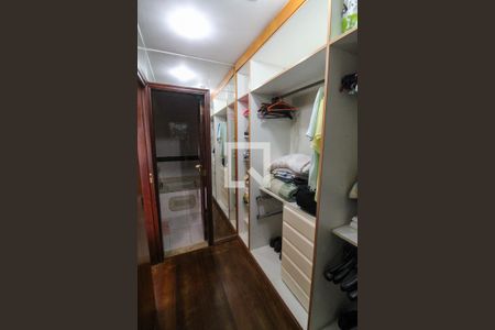 Apartamento à venda com 210m², 3 quartos e 2 vagas Apartamento à venda com 210m², 3 quartos e 2 vagasCloset da Suíte 1