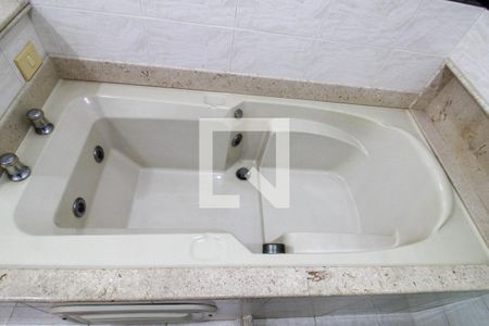 Apartamento à venda com 210m², 3 quartos e 2 vagas Apartamento à venda com 210m², 3 quartos e 2 vagasBanheiro da Suíte 1