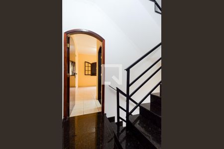 Casa à venda com 184m², 4 quartos e 2 vagasEscada e Corredor dos Quartos 