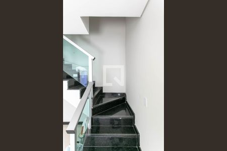 Casa à venda com 120m², 3 quartos e 3 vagas Casa à venda com 120m², 3 quartos e 3 vagasEscada