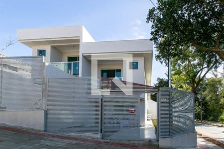 Casa à venda com 120m², 3 quartos e 3 vagas Casa à venda com 120m², 3 quartos e 3 vagasFachada