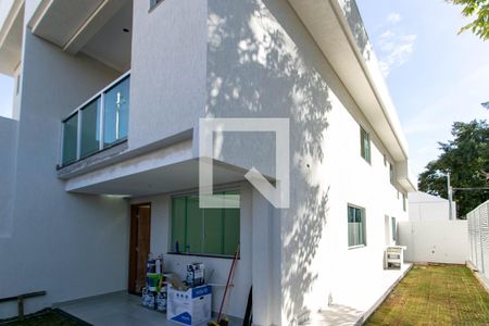 Casa à venda com 120m², 3 quartos e 3 vagas Casa à venda com 120m², 3 quartos e 3 vagasFachada e Garagem