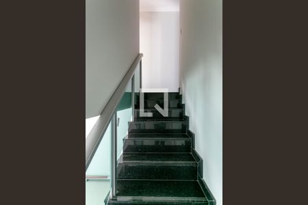 Casa à venda com 120m², 3 quartos e 3 vagas Casa à venda com 120m², 3 quartos e 3 vagasEscada