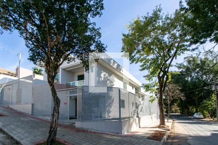 Casa à venda com 120m², 3 quartos e 3 vagas Casa à venda com 120m², 3 quartos e 3 vagasFachada