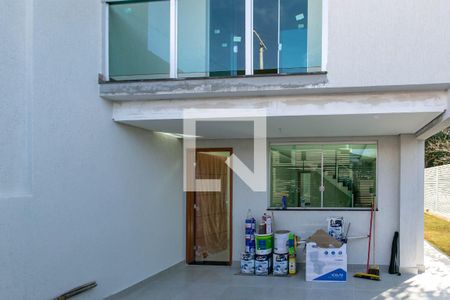 Casa à venda com 120m², 3 quartos e 3 vagas Casa à venda com 120m², 3 quartos e 3 vagasFachada e Garagem