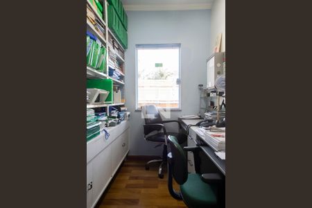 Casa à venda com 142m², 4 quartos e 4 vagas Casa à venda com 142m², 4 quartos e 4 vagasEscritório