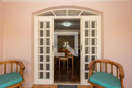 Casa à venda com 280m², 3 quartos e 2 vagas Casa à venda com 280m², 3 quartos e 2 vagasvaranda