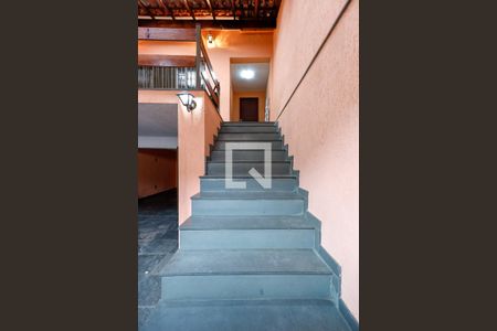 Casa à venda com 120m², 2 quartos e 2 vagas Casa à venda com 120m², 2 quartos e 2 vagasEscada Entrada