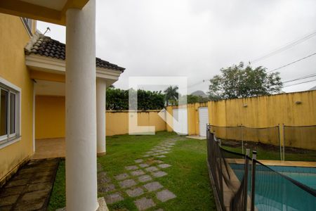 Casa de condomínio à venda com 120m², 4 quartos e 3 vagasQuintal